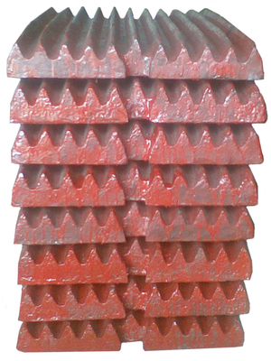 การขุด Red Mn13Cr2 Jaw Stone Crusher Jaw Plate พื้นผิวเรียบ